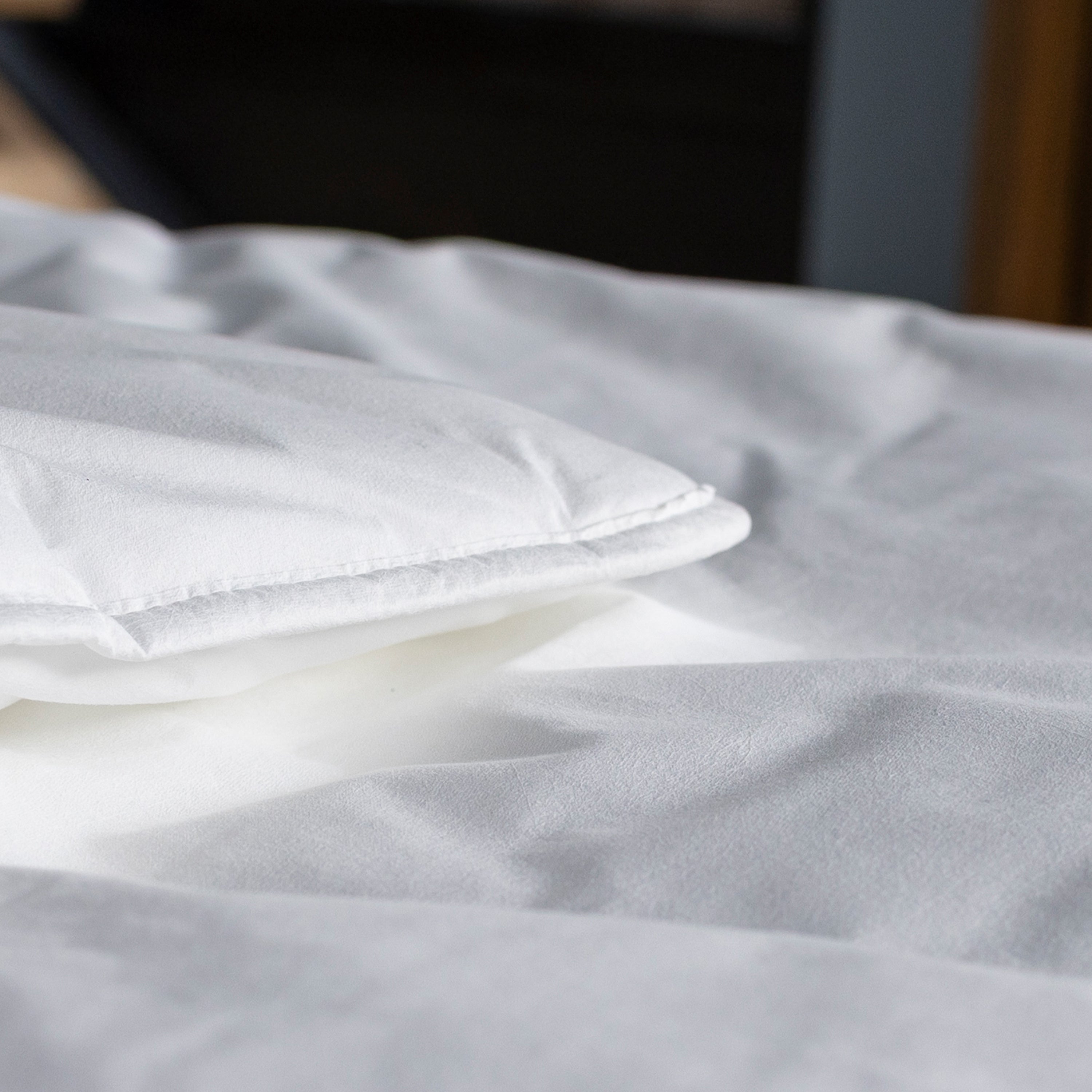 Nahaufnahme der gefalteten weißen Paradies Antiallergo Ganzjahresdecke