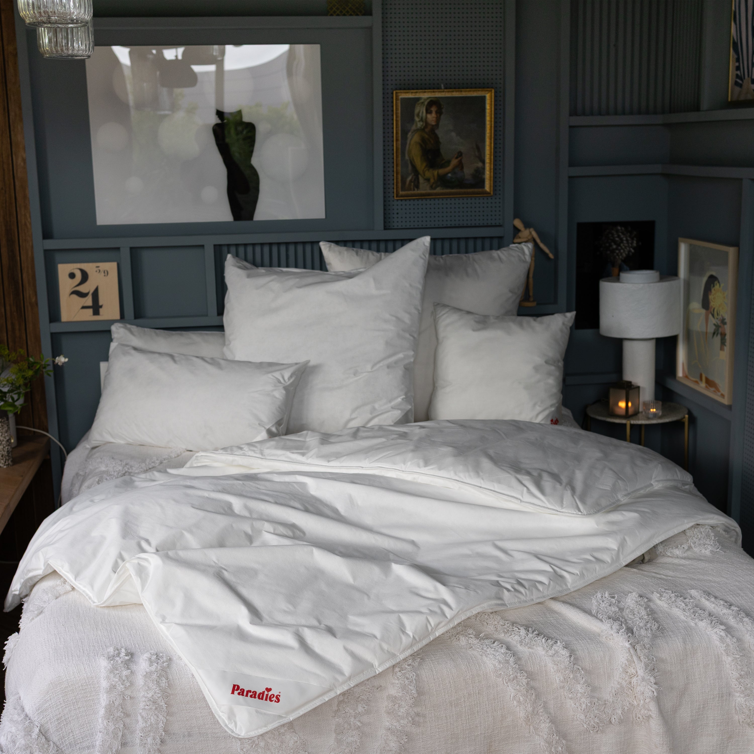 Weiße Allergiker-Bettdecke von Paradies auf Bett mit mehreren weißen Kissen in Schlafzimmer