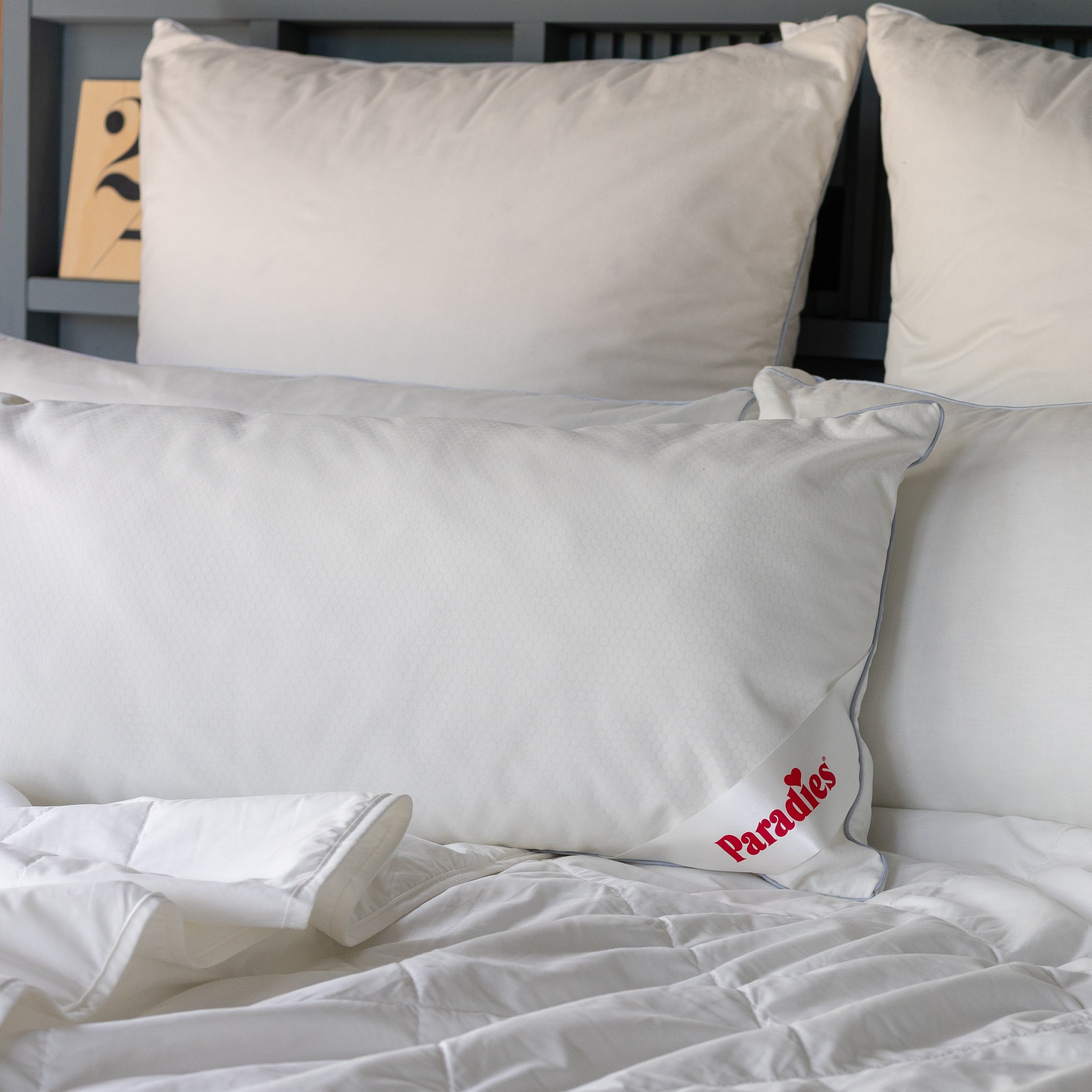 Paradies Softy Cool Dream Kopfkissen auf weißer Bettdecke vor weiteren weißen Kissen