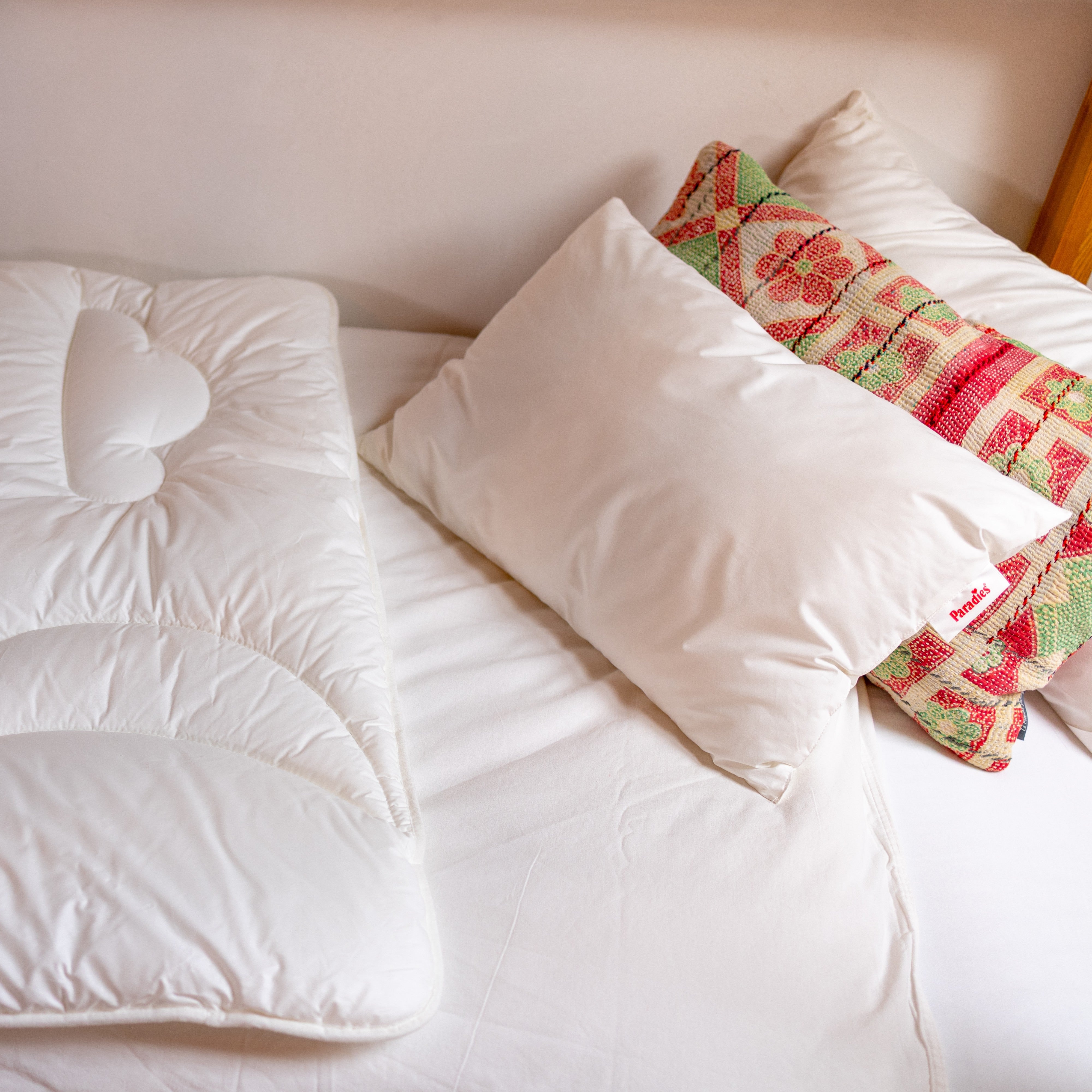 Bettdecke und Paradies Lani Kinderkissen auf Kinderbett
